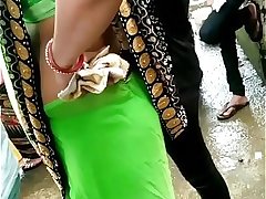 SLUTTY MARWADI BHABHI EXPOSING HER CURVY WAIST PUBLICLY 3