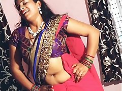 CURVY NORTH INDIAN BHABHI BIG JUICY NAVEL SHOW