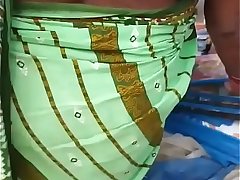 Desi aged aurot ki tight gaand..and sexy backless blouse